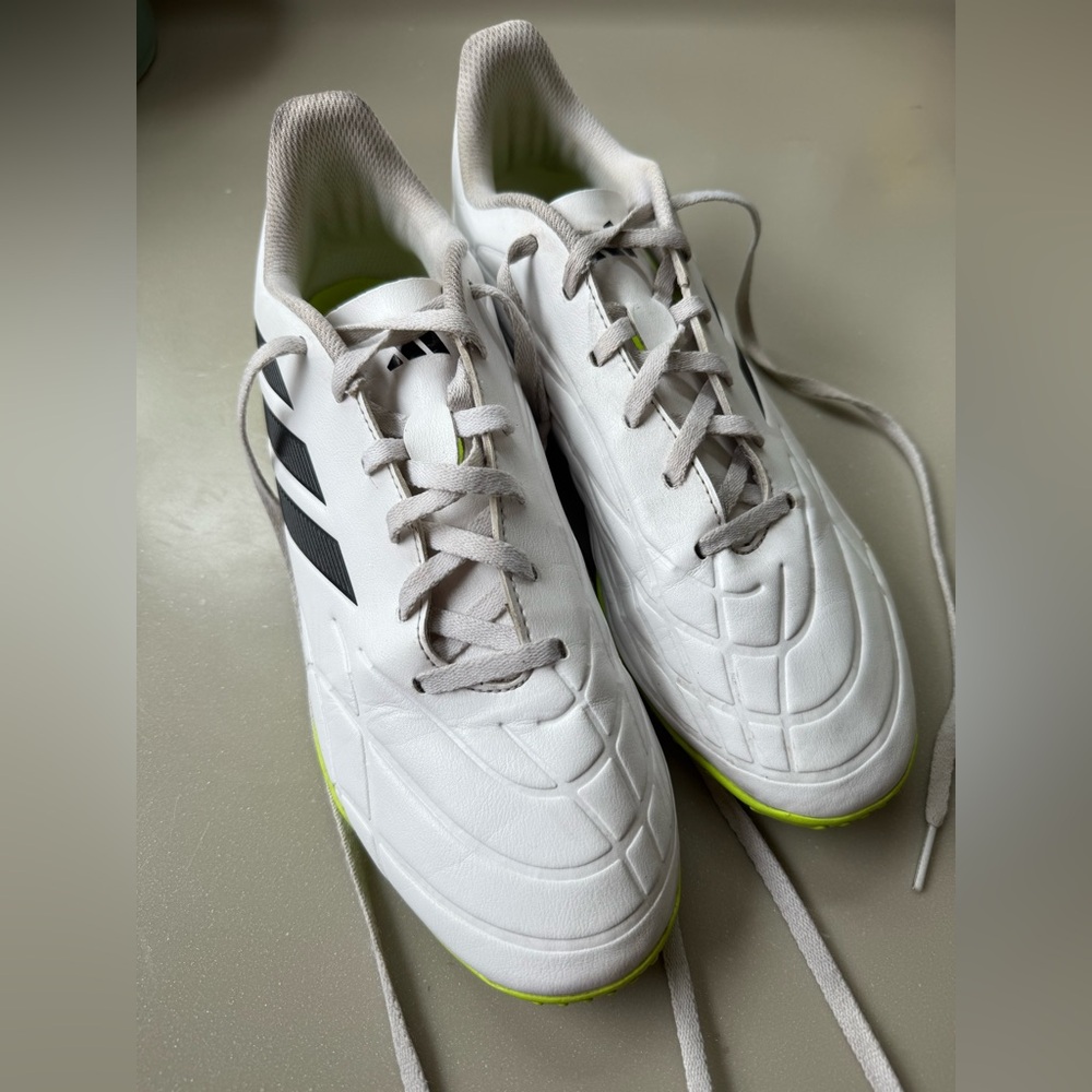 ADIDAS Men’s Size 9 Futsal Shoes